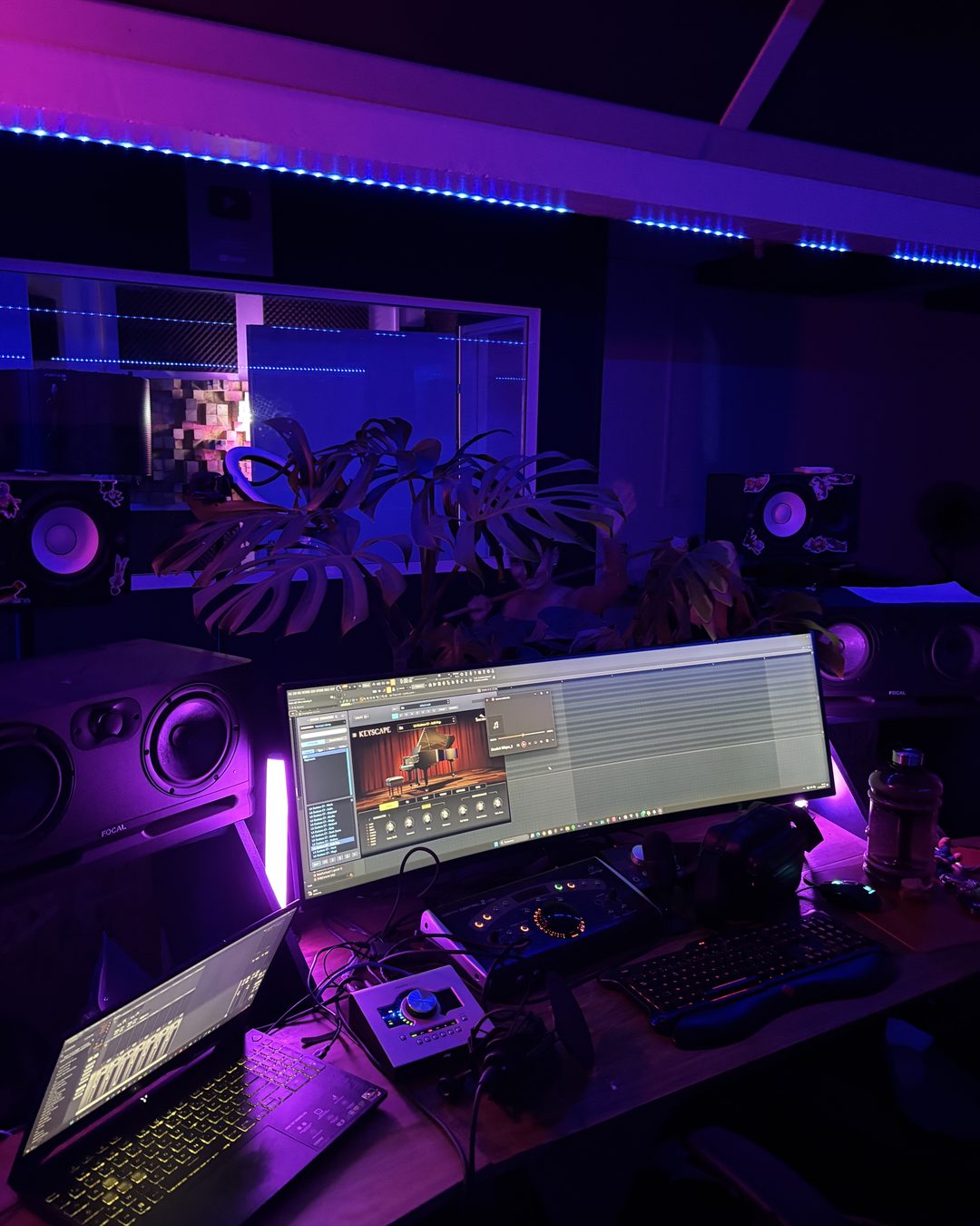 Poste de production : écoutes Focal, interface audio et cabine vocale